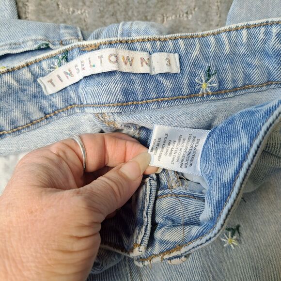 Tinseltown Daisy Denim Mom Jeans Womens Size 3/26W light wash distressed raw hem - Picture 9 of 9